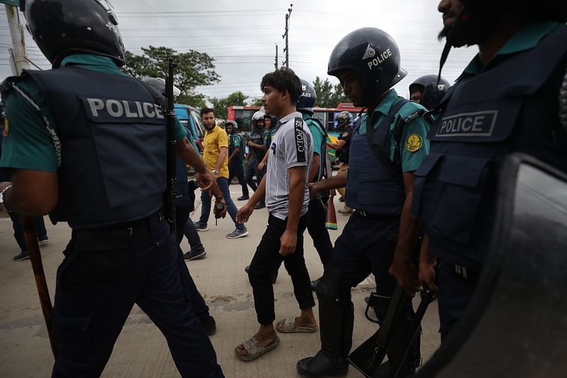 সিলেটের শাহজালাল বিজ্ঞান ও প্রযুক্তি বিশ্ববিদ্যালয়ের আশপাশের মেসে তল্লাশি করছে পুলিশ। এদিকে আজ বৃহস্পতিবার বেলা তিনটার দিকে আন্দোলনকারীরা জড়ো হতে থাকলে পুলিশ তাদের সরিয়ে দেন